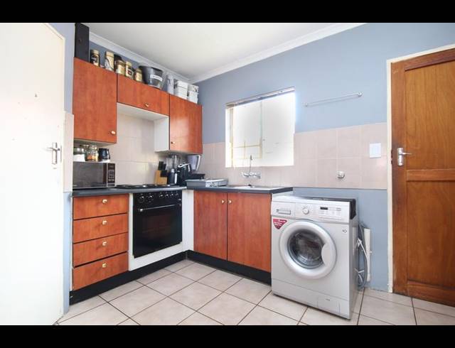 2 BEDROOM TOWNHOUSE FOR SALE IN ROOIHUISKRAAL NORTH